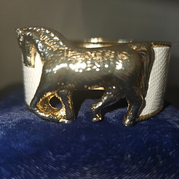 NWOT Gift for a Horse lover gold tone & white fashion bracelet with hinged close - Picture 3 of 8